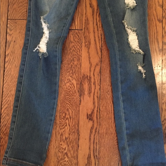 Girls ripped jeans with roses - Picture 2 of 4